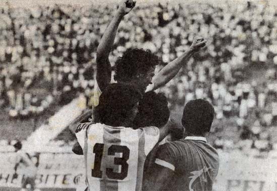 Everton comemorando gol em 1977